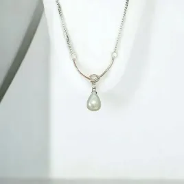 naszyjnik-z-zawieszka-w-ksztalcie-perly-subtelna-elegancja