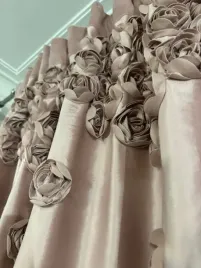 zaslona-welurowa-french-roses-z-rozami-or-140x250-cm-or-przelotki-or-jasny-bez