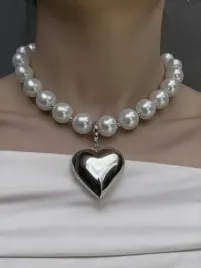 naszyjnik-z-imitacja-perel-z-zawieszka-w-ksztalcie-serca-elegancja-i-styl