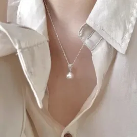 elegancki-naszyjnik-z-perla-dla-kobiet