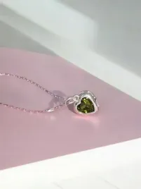 delikatny-i-elegancki-naszyjnik-z-oliwinem-w-ksztalcie-serca