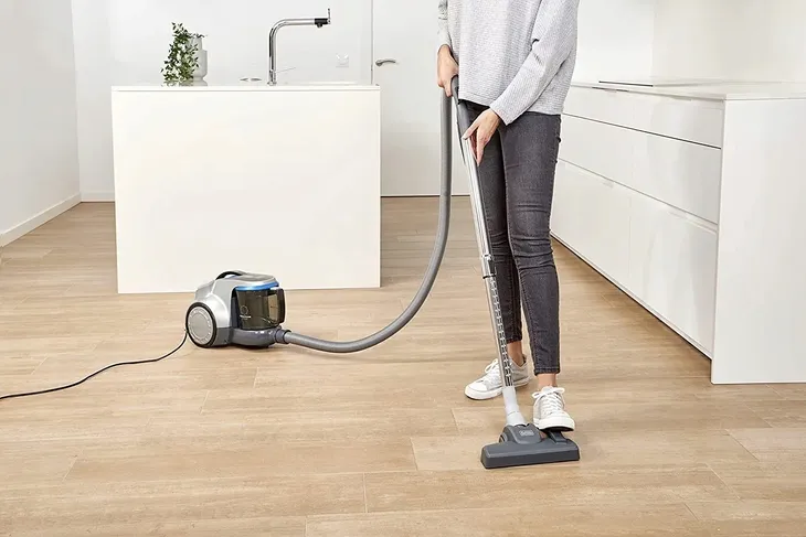 odkurzacz-bezworkowy-black-decker-bxvml700e-pojemnosc-zbiornika-na-kurz-2-l