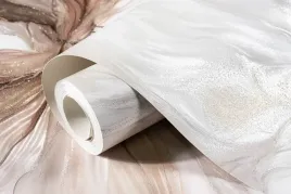 tapeta-winylowa-na-flizelinie-zmywalna-rozmyte-kwiaty-brokat-biala-bezowa