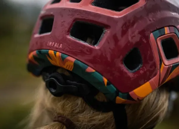 kask-lazer-impala-matte-red-rainforest-roz-l-cechy-dodatkowe-daszek-otwory-wentylacyjne-pokrowiec-regulacja-rozmiaru-regulowane-paski-wkladka-antybakteryjna