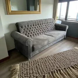 sofa-wersalka-rozkladana-z-pojemnikiem-na-posciel-pikowana-chesterfield
