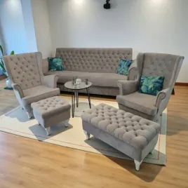 zestaw-wypoczynkowy-w-stylu-chesterfield-sofa-rozkladana-fotele-podnozki