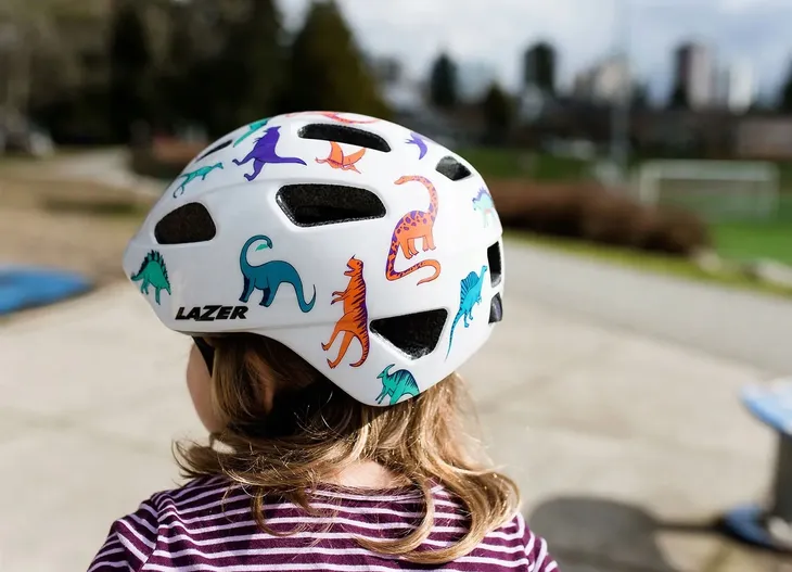 kask-lazer-pnut-2-0-kc-ce-cpsc-dinosaurs-turnfit-cechy-dodatkowe-otwory-wentylacyjne-regulacja-rozmiaru-regulowane-paski-siatka-przeciwko-owadom