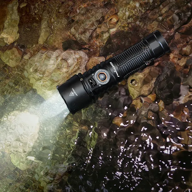 latarka-led-fenix-ld45r-039-634-zasilanie-akumulatorowe