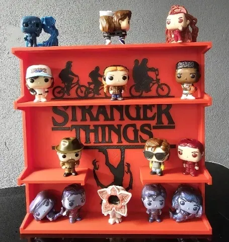 polka-na-figurki-stranger-things-kinder-joy-display-stand-wysokosc-mebla-20-cm