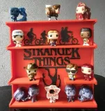polka-na-figurki-stranger-things-kinder-joy-display-stand-wysokosc-mebla-20-cm