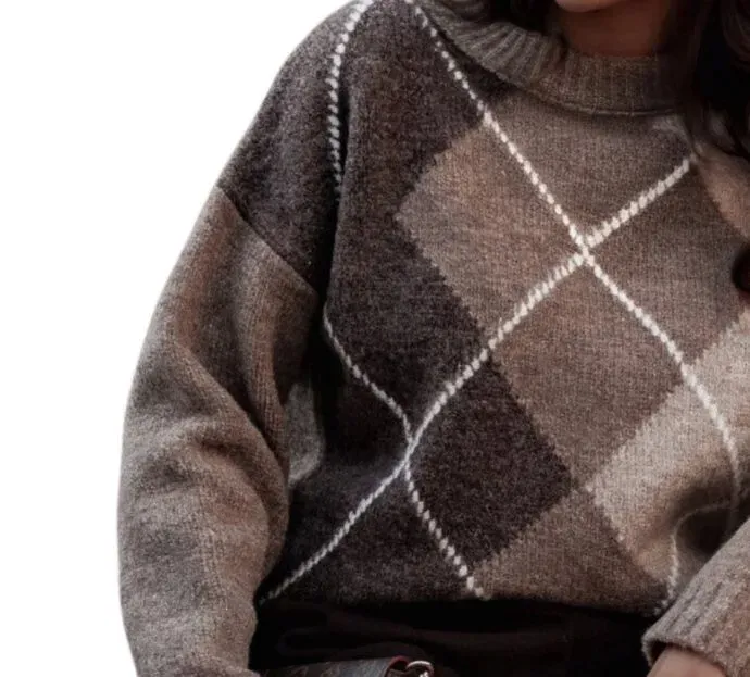 brazowy-sweter-w-romby-polska