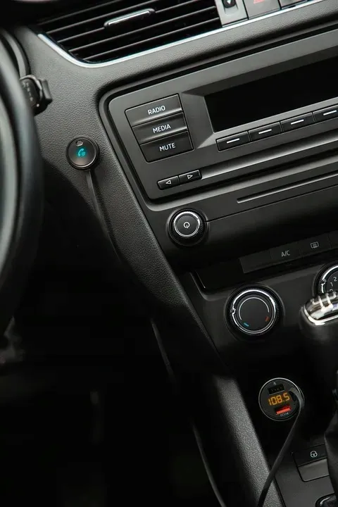 transmiter-bluetooth-samochodowy-ladowarka-zestaw-glosnomowiacy-usb-stan-nowy