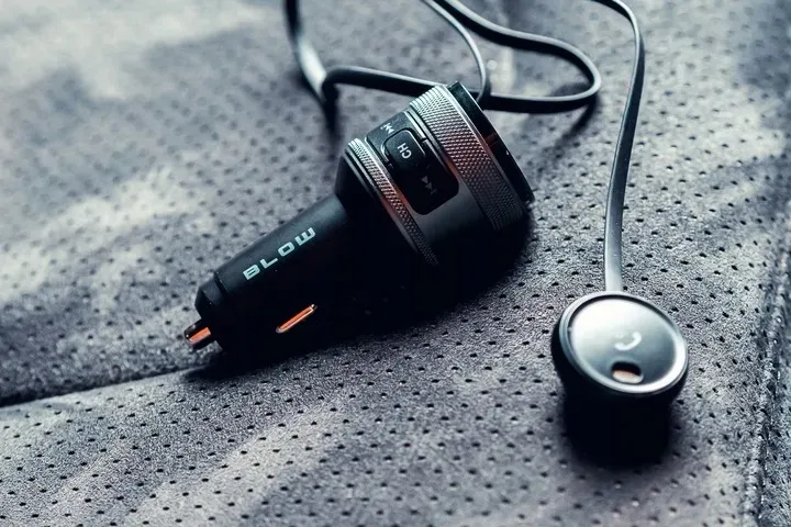 transmiter-bluetooth-samochodowy-ladowarka-zestaw-glosnomowiacy-usb