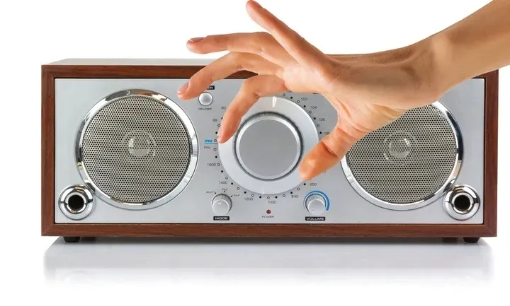 radio-w-stylu-retro-sieciowe-first-austria-marka-inna