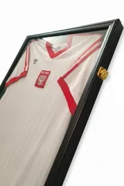 kolekcjonerska-szklana-gablota-na-koszulke-pilkarska-60x80x4-premium-ramka