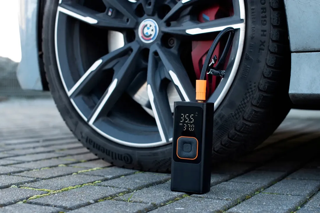 kompresor-samochodowy-sprezarka-pompka-do-opon-akumulatorowa-przenosna-12v