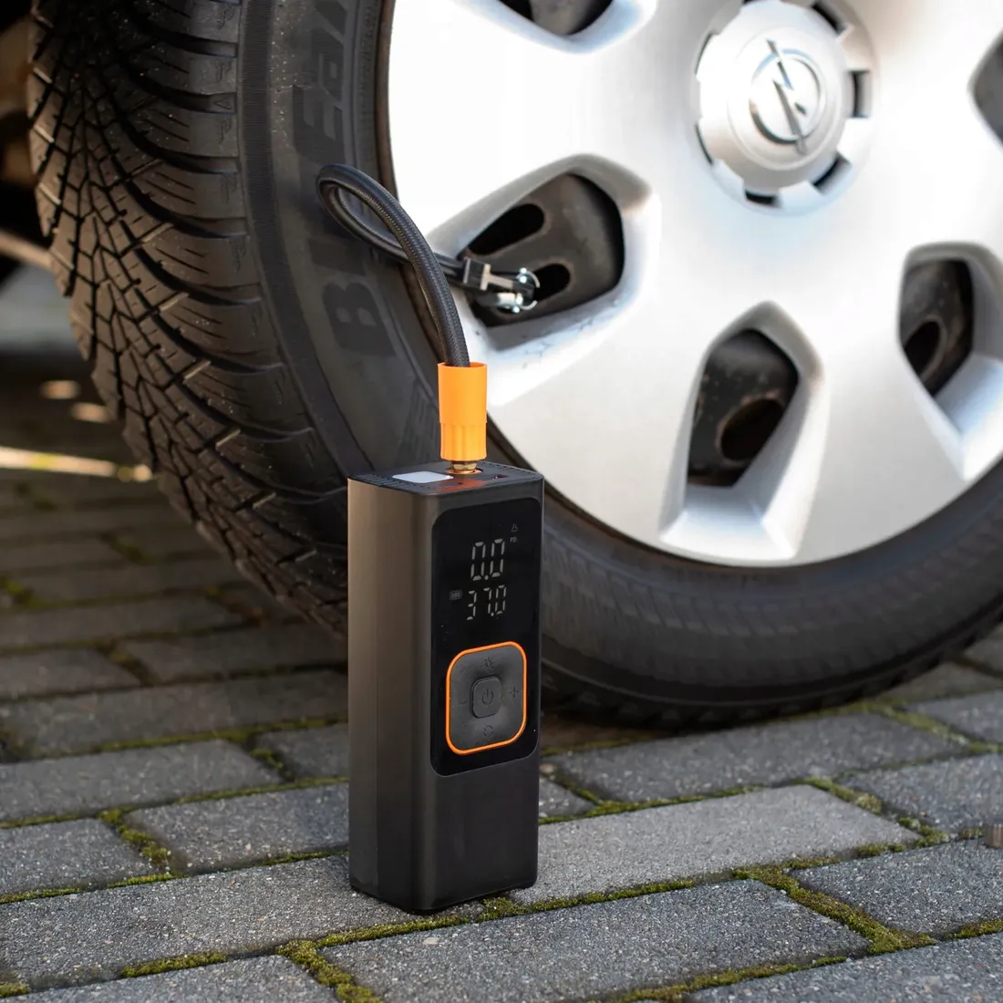 kompresor-samochodowy-sprezarka-pompka-do-opon-akumulatorowa-przenosna-12v