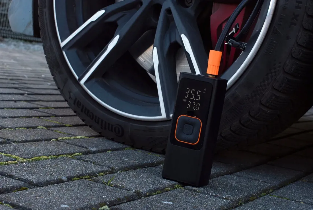 kompresor-samochodowy-sprezarka-pompka-do-opon-akumulatorowa-przenosna-12v