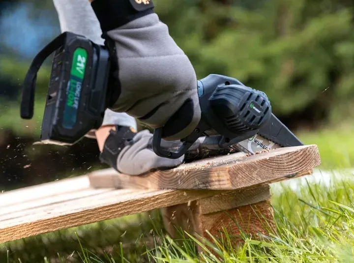 pila-lancuchowa-akumulatorowa-mini-pilarka-galeziowka-2xaku-cechy-dodatkowe-bezkluczykowy-naciag-lancucha