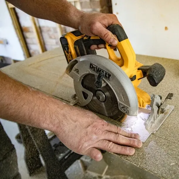 dewalt-dcs570n-pilarka-tarczowa-18v-184mm-stan-nowy-marka-dewalt