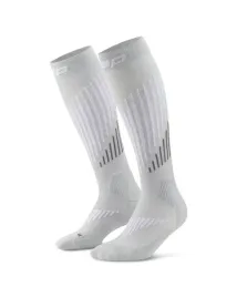 dlugie-skarpety-kompresyjne-dla-kobiet-z-welna-merino-szare-core-run-cep