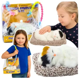 spiacy-bialy-kot-na-poduszce-figurka-z-futerkiem-torba-dzwieki-lean-toys