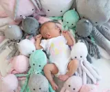 przytulanka-dla-dzieci-osmiornica-z-grzechotka-fuksja-bobono-stan-nowy