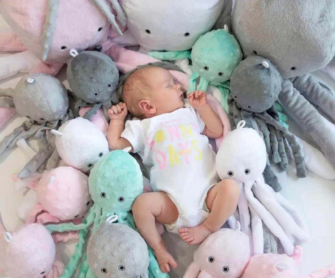 przytulanka-dla-dzieci-osmiornica-z-grzechotka-fuksja-bobono