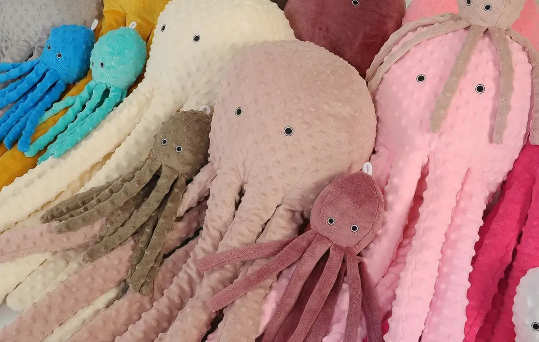 przytulanka-dla-dzieci-osmiornica-z-grzechotka-fuksja-bobono