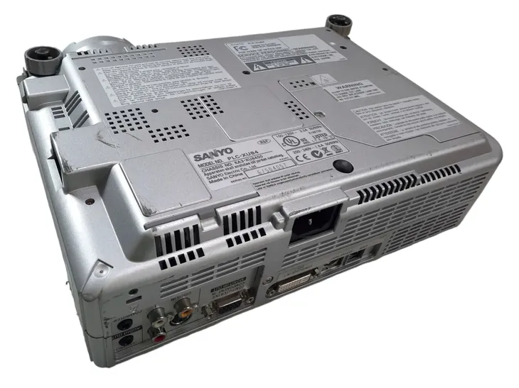 projektor-sanyo-plc-xu84-marka-sanyo