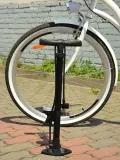 stacjonarna-pompka-rowerowa-z-manometrem-podlogowa-material-dominujacy-aluminium
