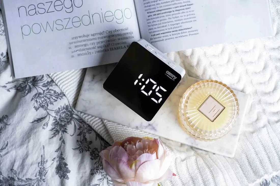 budzik-led-usb-alarm-temperatura-data-bialy