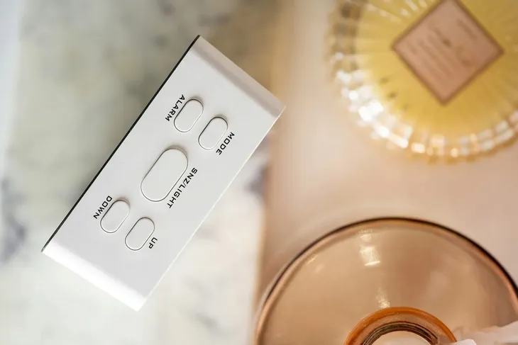 budzik-led-usb-alarm-temperatura-data-bialy-cechy-dodatkowe-cyfrowy-wyswietlacz-termometr