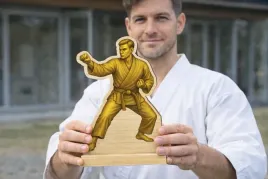 statuetka-karate-drewno-figurka-25x15-karateka-tabliczka-gratis