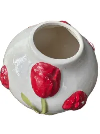 wazon-ceramiczny-w-czerwone-tulipany