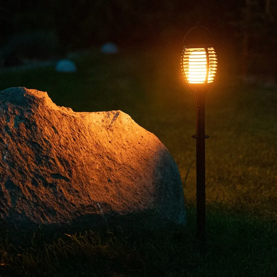 lampka-solarna-imitujaca-plomien-stan-nowy