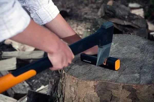 fiskars-xsharp-ostrzalka-do-nozy-noza-i-siekier-fiskars-x-sharp-1000601-