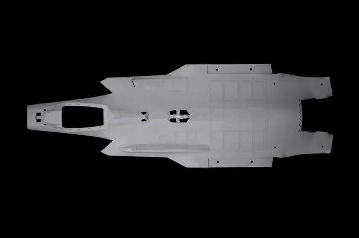 1-32-lockheed-f-35a-lightning-ii-wiek-14-lat