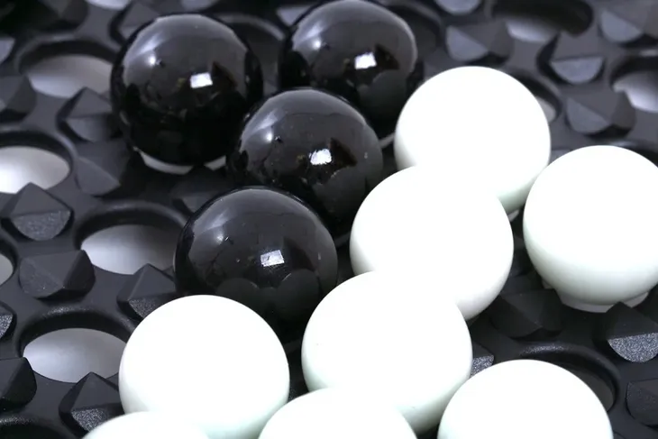 gra-abalone-classic-nowa-wersja-rebel-projektant-michel-lalet