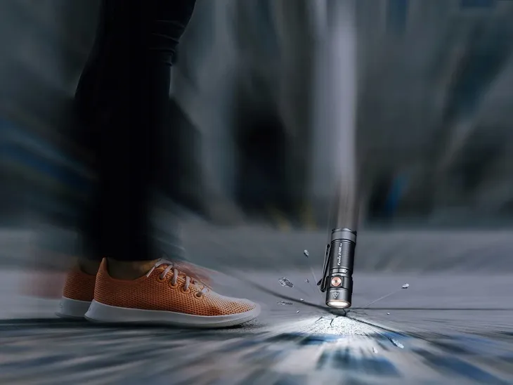 latarka-led-fenix-e18r-v2-0-klasa-wodoszczelnosci-ipx-6