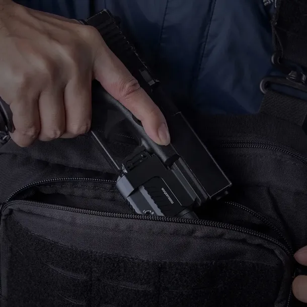 latarka-na-bron-fenix-gl22-zasilanie-akumulatorowe