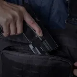 latarka-na-bron-fenix-gl22-zasilanie-akumulatorowe