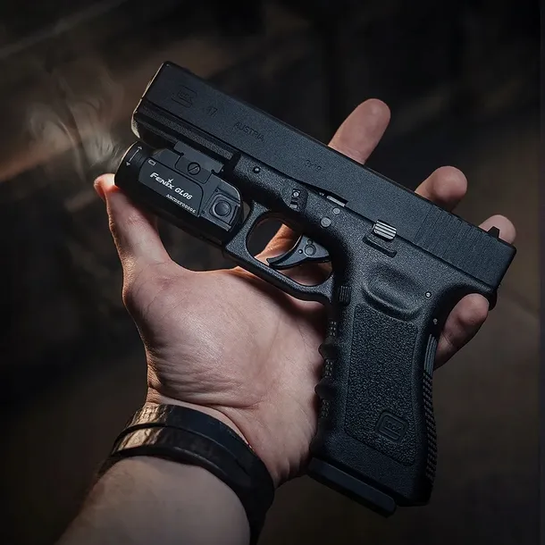 latarka-na-bron-fenix-gl06-cechy-dodatkowe-kurzoodpornosc-ladowanie-usb-wodoodpornosc-wstrzasoodpornosc