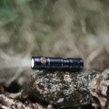 latarka-led-fenix-e05r-czarna-zasilanie-akumulatorowe