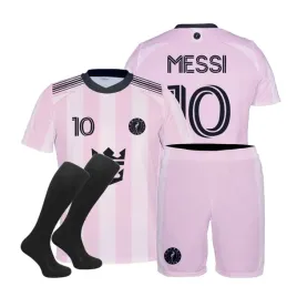 messi-miami-rozowy-koszulka-spodenki-stroj-komplet-getry-rozmiar-128