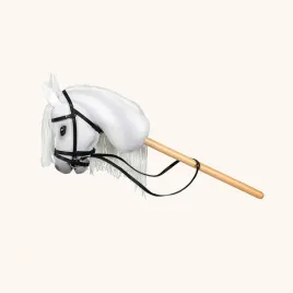 kon-na-kiju-z-oglowiem-astrup-hobby-horse-sigrid-siwy-bialy