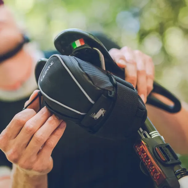 torba-podsiodlowa-lezyne-micro-caddy-m-rodzaj-tylna