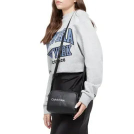 torebka-damska-calvin-klein-ck-skora-ck-mala-na-ramie-sculpted-camera-bag