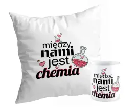 zestaw-poduszka-kubek-prezent-na-walentynki-miedzy-nami-jest-chemia