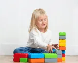 klocki-konstrukcyjne-cegly-junior-110-elementow-wiek-dziecka-12-m
